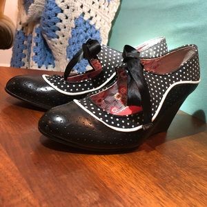 Poetic license: b&w Polka Dot Wedges sz:6 like new